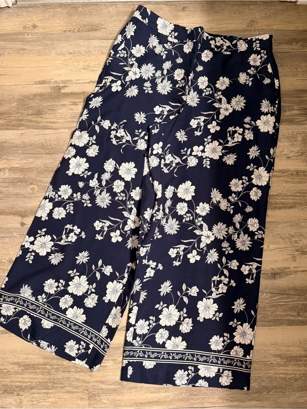 NWT LOFT Navy and White Floral Wide-Leg Pants